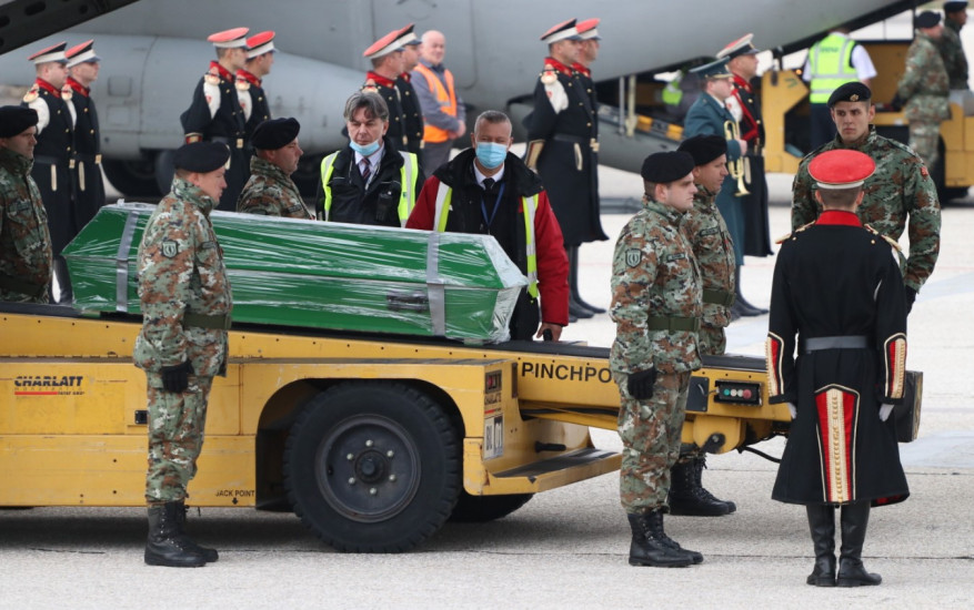 Posmrtni ostaci žrtava nesreće stigli su na Međunarodni aerodrom Skoplje sa dva bugarska vojna transportna aviona