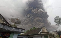 Na fotografijama iz zraka vidljive su cijele ulice ispunjene sivim vulkanskim pepelom i blatom, koji je progutao mnoge kuće i vozila