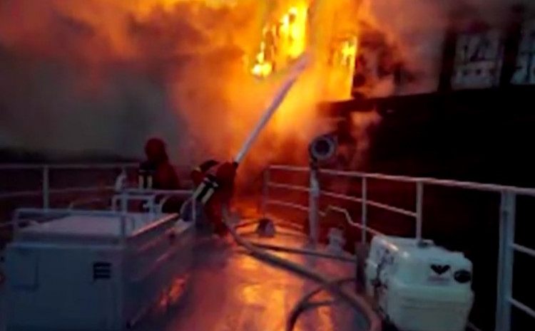Vatra je zahvatila između 50 i 70 metara broda