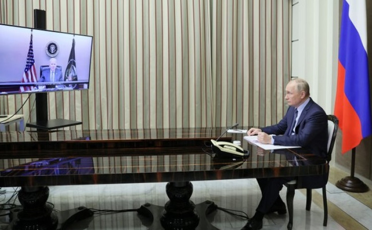 Putin i Bajden tokom današnjeg virtuelnog sasqtanka