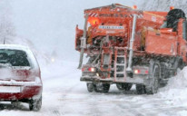Snijeg i poledica stvaraju probleme u saobraćaju