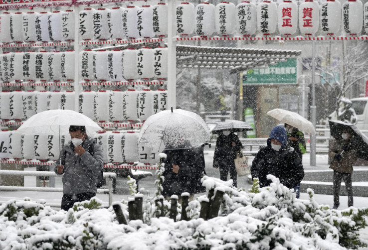 Snijeg zabijelio ulice Tokija