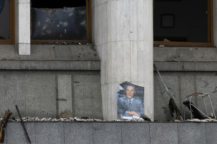 Portret Nazarbajeva na zgradi skupštine u Almatiju