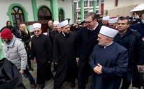 Vučić u haremu džamije