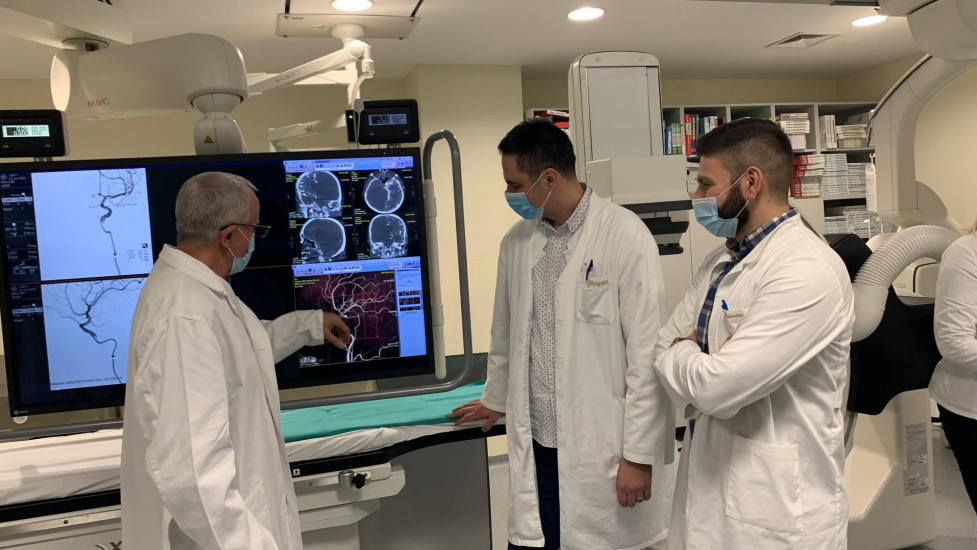 Dr. Radoš i dr. Bogdan posmatraju na ekranu mjesto gdje su implantirane platinaste zavojnice te je tako riješena aneurizma na krvnoj žili