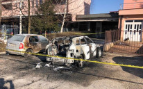 Izgorio Range Rover, vatra oštetila i dva auta u blizini