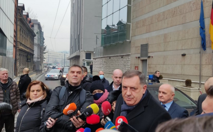 Dodik ispred zgrade EU