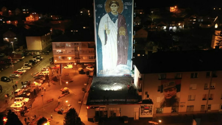 Platnena ikona Svetog Stefana i transparent Ratka Mladića u Foči.