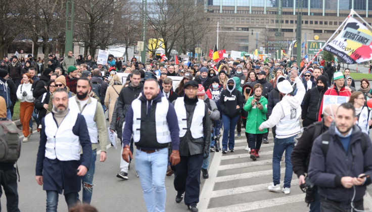Nekoliko stotina demonstranata okupljenih kod željezničke stanice "Gare du Nord"