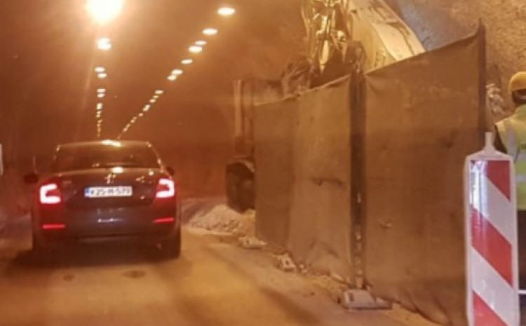 Tunel Crnaja:  Tokom dana saobraća se naizmjenično