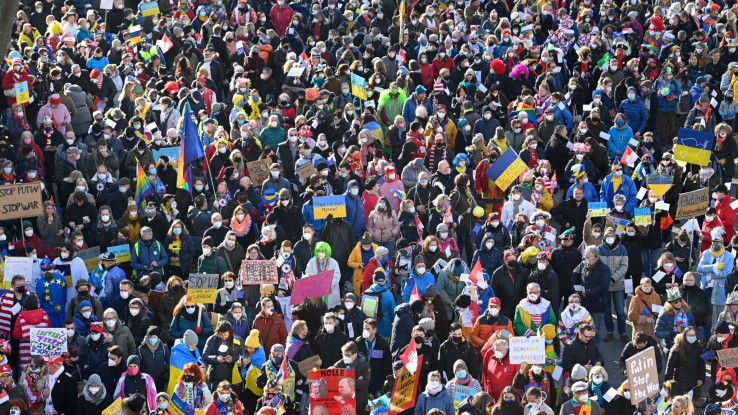 Okupljeni su mahali zastavama Ukrajine