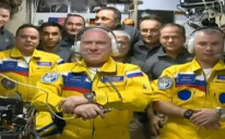 Tri ruska kosmonauta stigla u uniformama u bojama ukrajinske zastave
