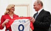 Uručila Putinu dres hrvatske reprezentacije s njegovim imenom