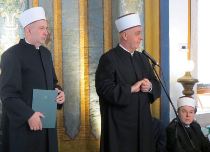 Reisu-l-ulema Islamske zajednice (IZ) u Bosni i Hercegovini Husein-ef. Kavazović je uručio diplomu diplomu hafizu