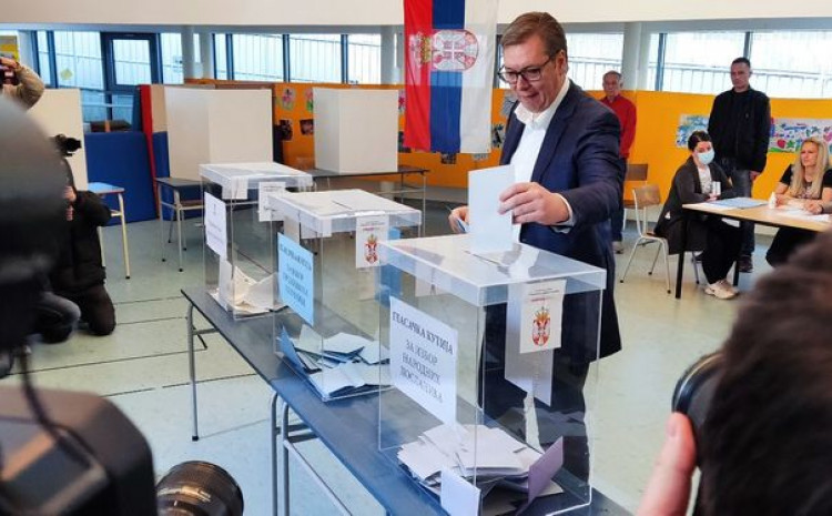 Vučić: Glasao nešto prije osam sati