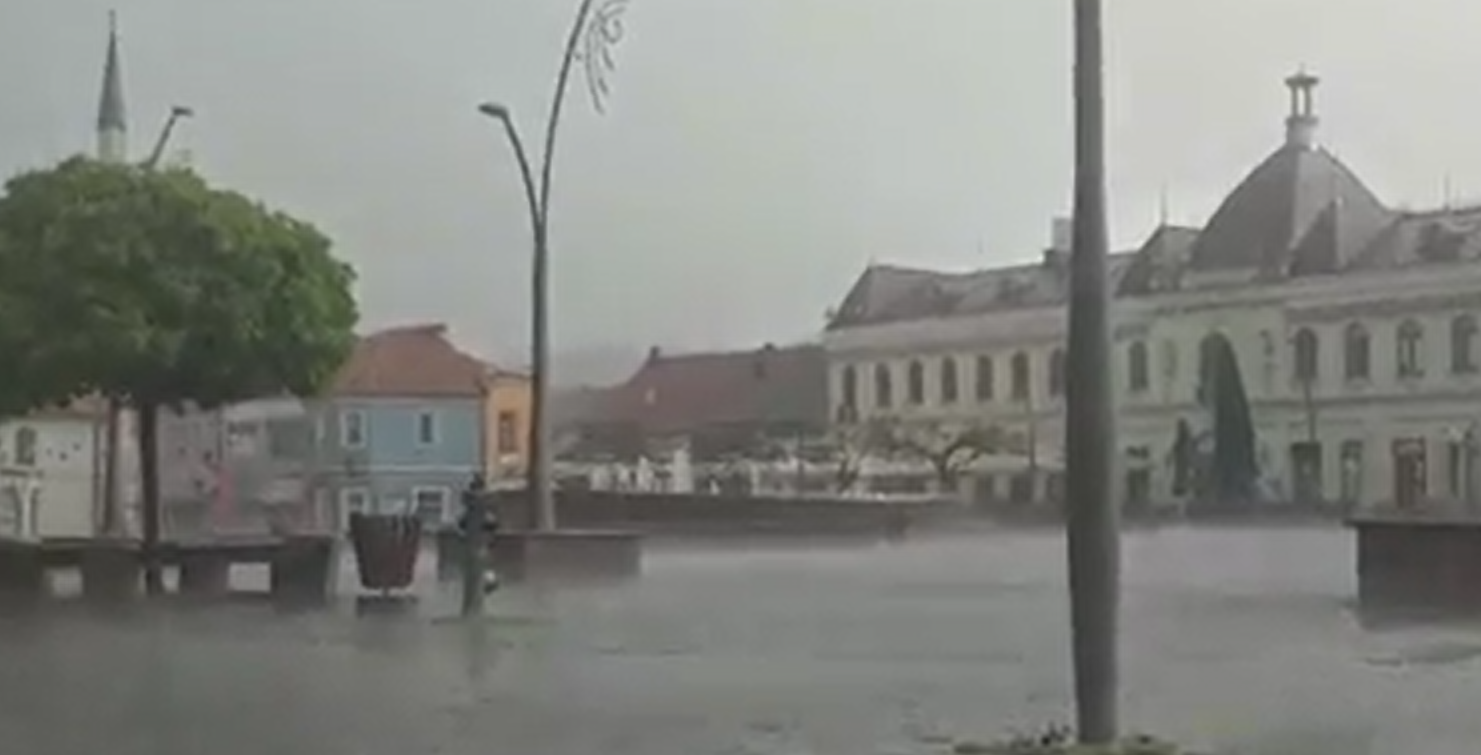 Video / Snažno Nevrijeme Pogodilo Tuzlu: Grmljavina, Jaka Kiša, Padao Grad