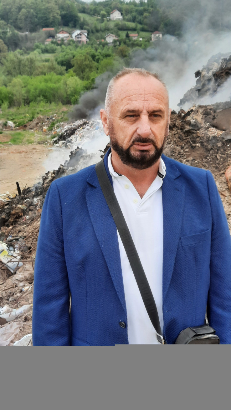 Vahid Bajrić, predsjednik MZ Donja Orahovica na licu mjesta: Šest hiljada judi guši se u dimu i smradu