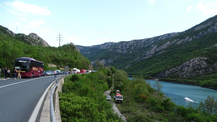 Cisterna je sletjela s ceste i završila u jezeru