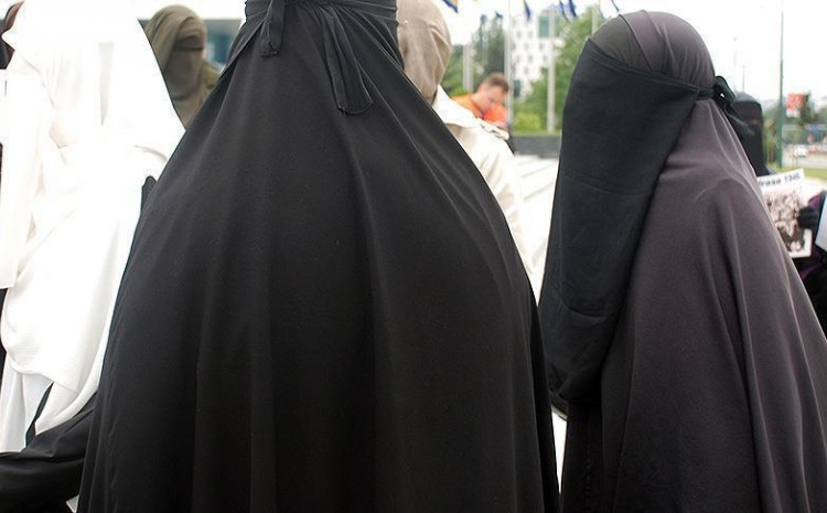 Taliban make burqas mandatory for women