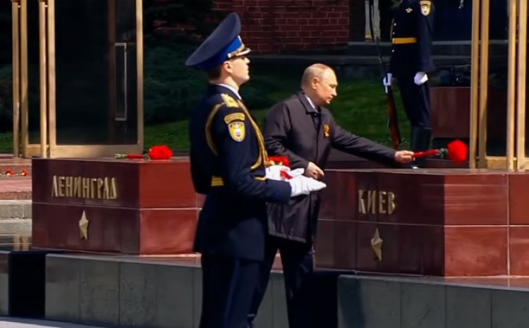 Putin polaže cvijeće u čast Kijevu