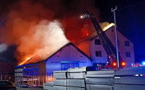 Izbio veliki požar: Vatrogasci se bore da obuzdaju plamen