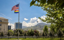 Zastava ponosa se vijori iznad Ambasade SAD u SArajevu