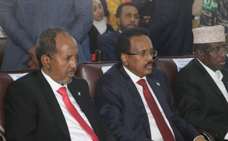 Somalia's new president Hassan Sheikh Mohamud (L) and former President Mohamed Abdullahi Mohamed (C) in Mogadishu, Somalia