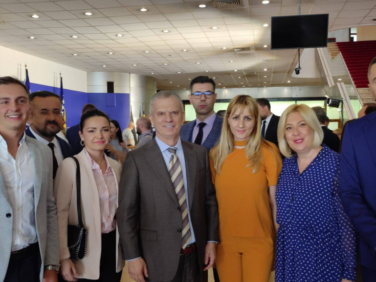 Predsjednik SBB-a Radončić sa članovima stranke na današnjem predstavljanju Denisa Bećirovića