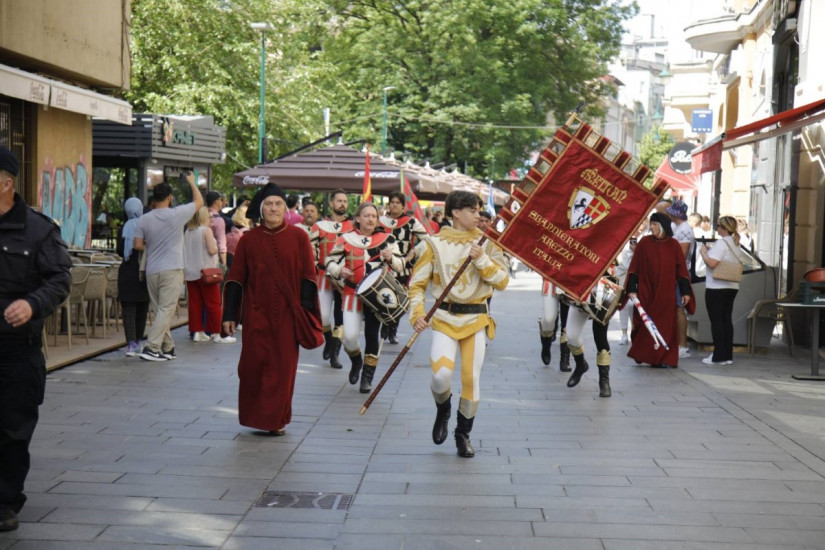 Brojni građani, ali i turisti uživali su danas u nastupu zastavničara iz toskanskog grada Arezza