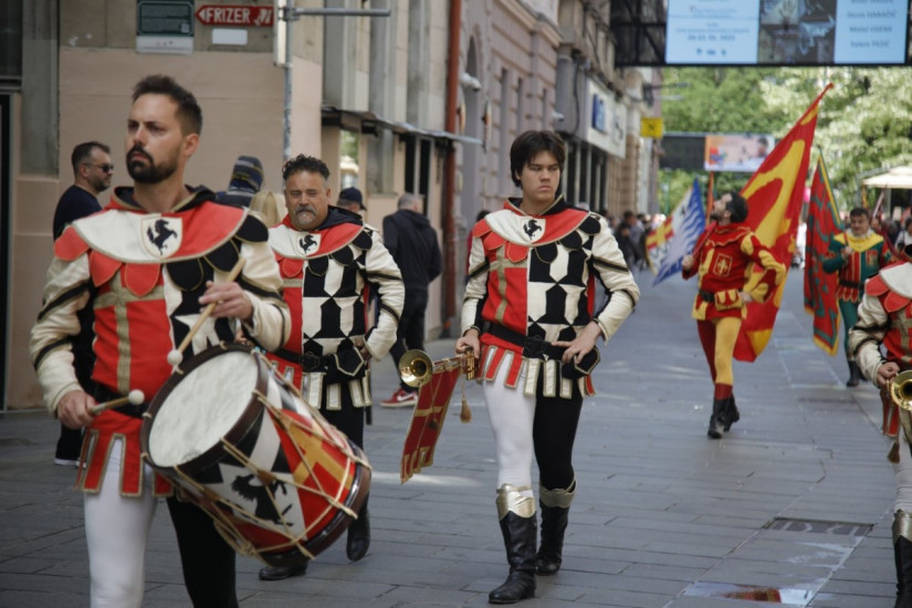 Brojni građani, ali i turisti uživali su danas u nastupu zastavničara iz toskanskog grada Arezza