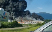 Katastrofa: Vatra guta fabriku stiropora u Bihaću, kulja crni dim