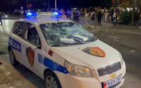 Razbijeno policijsko auto u obračunu navijačkih grupa