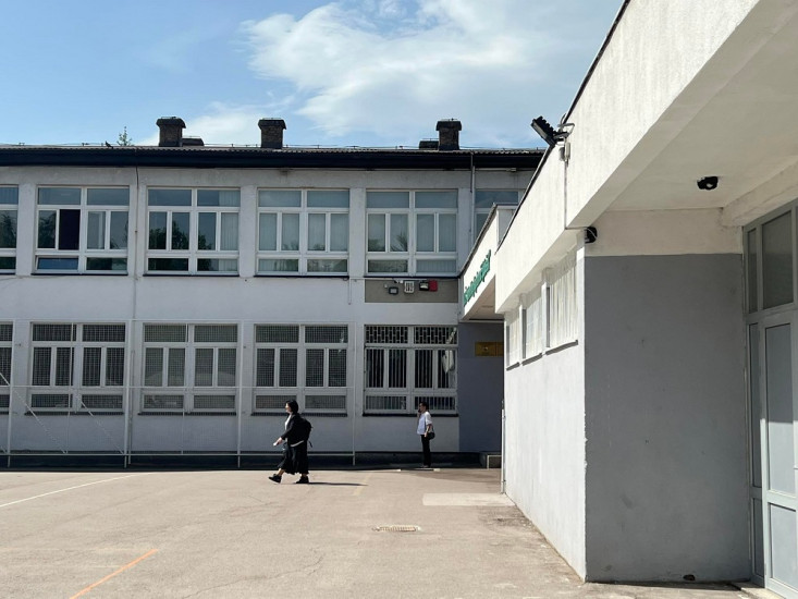 Ispred sarajevskih škola