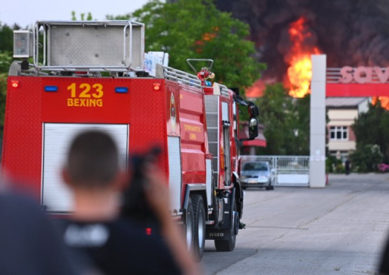 Bijeljinski vatrogasci interveniraju zbog požara u pogonu Fabrike "Sava"