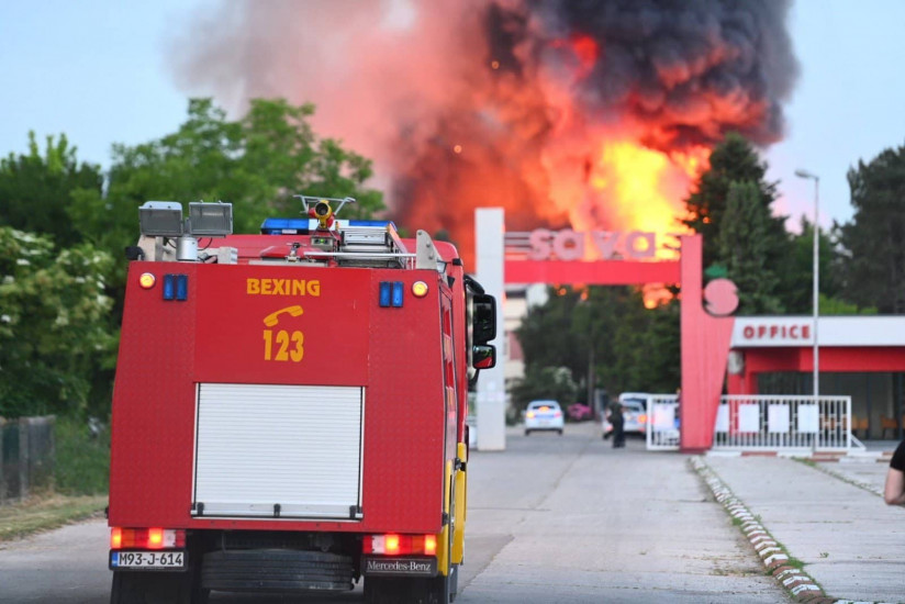 Bijeljinski vatrogasci interveniraju zbog požara u pogonu Fabrike "Sava"