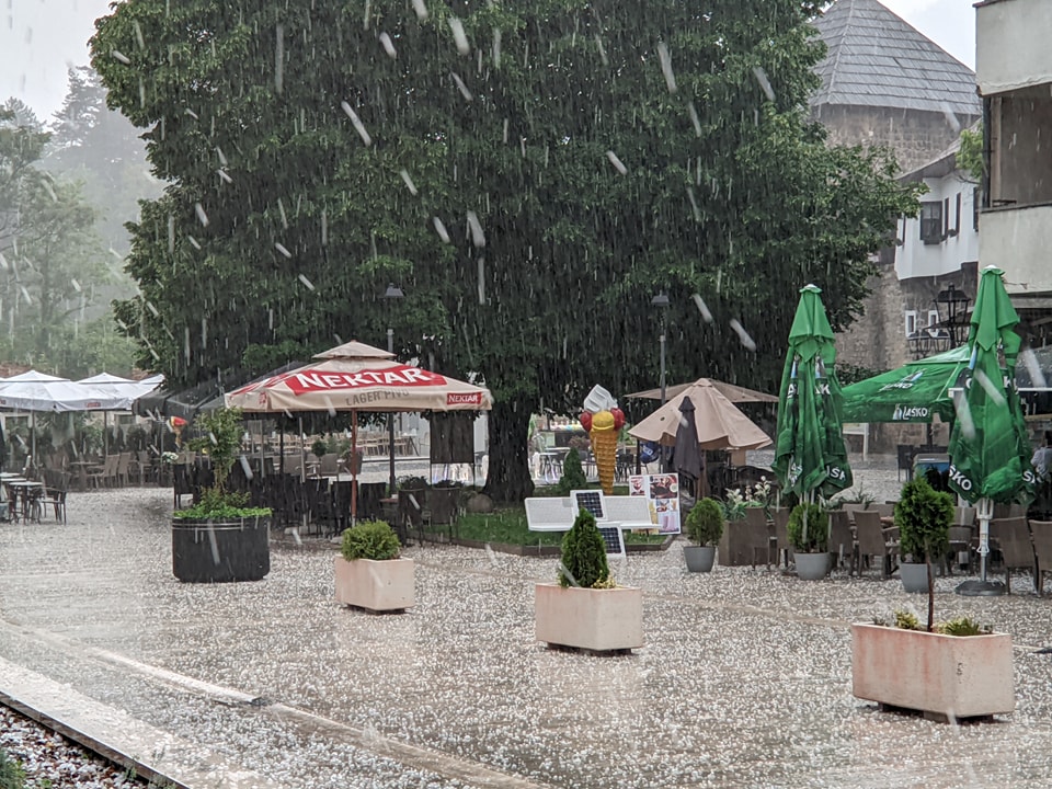 Snažno Nevrijeme Pogodilo Jajce: Poplavljene Ulice, Padala I Tuča