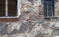 Oštećena fasada u ulici Ćemerlina