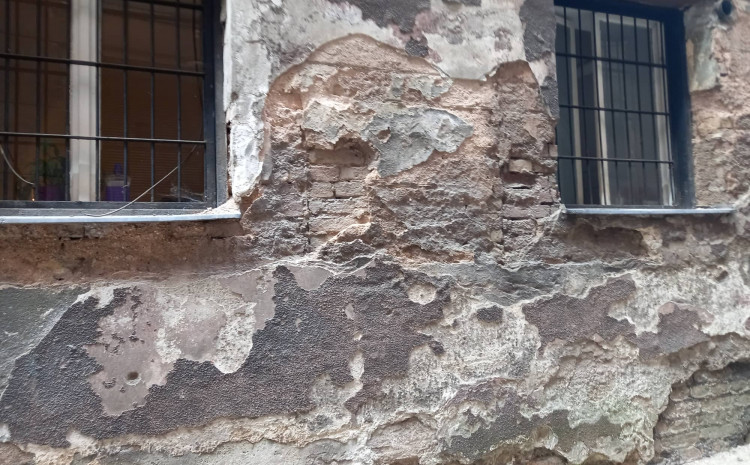 Oštećena fasada u ulici Ćemerlina