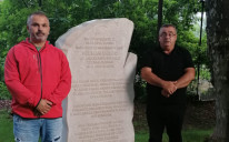 Salko Juklo i Muriz Memić pored spomenika