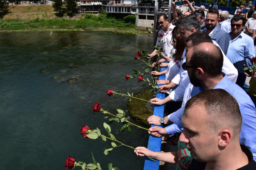 U pratnji velikog broja građana Bećirović je položio cvijeće na centralno spomen – obilježje