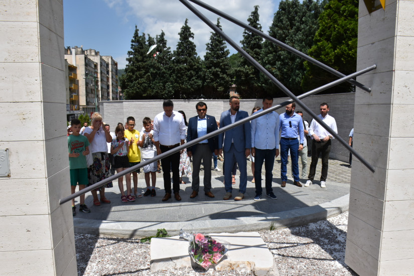 U pratnji velikog broja građana Bećirović je položio cvijeće na centralno spomen – obilježje