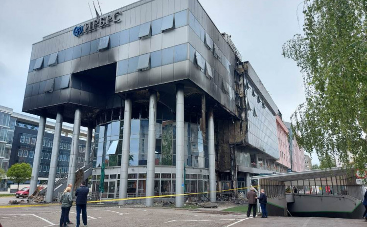 Zgrada 'Ivesticiono-razvojne banke Republike Srpske nakon požara