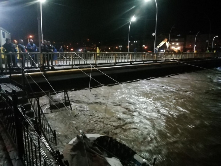 Srušena dva mosta na rijeci u Boluu
