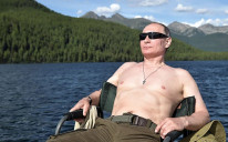 Vladimir Putin pozira bez majice