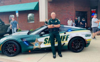 Šerif pored novog "člana" policijske stanice