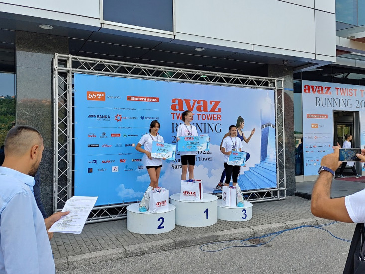 Na 8. utrci "Avaz Twist Tower Running powered by BH Telecom" učestvovalo je preko 300 takmičara u svim uzrastnim kategorijama