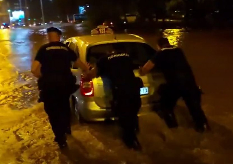 Policajci pomagali vozačima da se izvuku iz vode