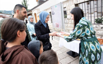 Karić dijelila građanima Sarajeva baklavu