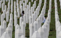  A Srebrenica, nakon godišnjice, ostaje grad mrtvih, prepuštena sama sebi i zaboravljena od svih. U očima evropske i svjetske javnosti bude samo tri dana u godini