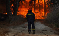 Požar koji je izbio na otoku Lesbos podstakao je vlasti da pozovu na evakuaciju odmarališta Vatera